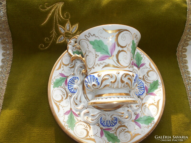 Nagy méretű teás csésze+ alj.  biedermeier kidomboródó díszitéssel-kézi festéssel