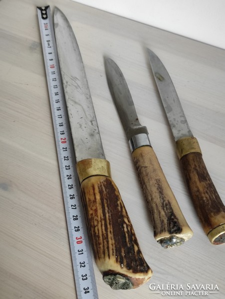 Hunting knives with bone handles, old pieces waiting to be sharpened for cleaning