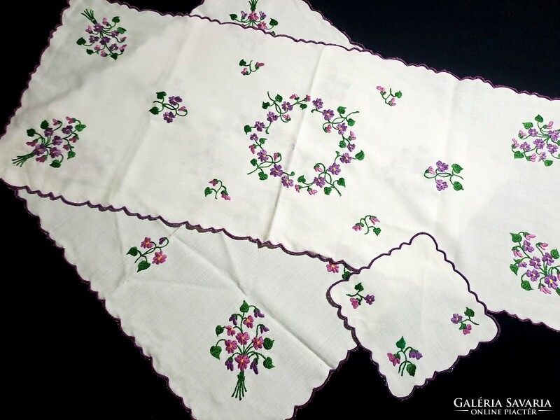 3 tablecloths embroidered with a violet flower pattern, runner, size on the pictures