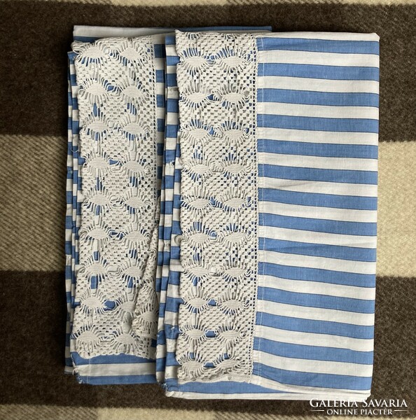 Lace pillowcase for 2 bunk beds