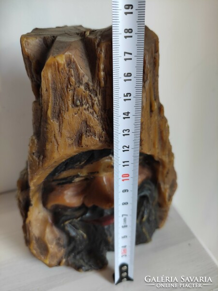 "A favágó portréja" fa faragásra emlékeztető nagyméretű figurális antik kézműves gyertya