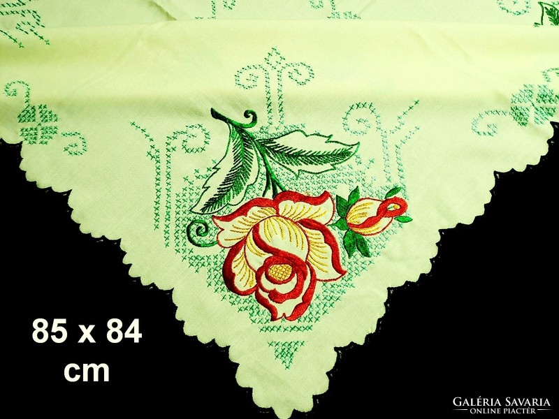Yellow tablecloth embroidered with a rose flower pattern, 85 x 84 cm