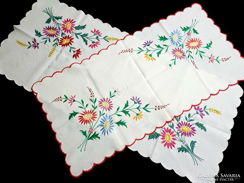 2 tablecloths embroidered with a daisy pattern, runner, size in the pictures