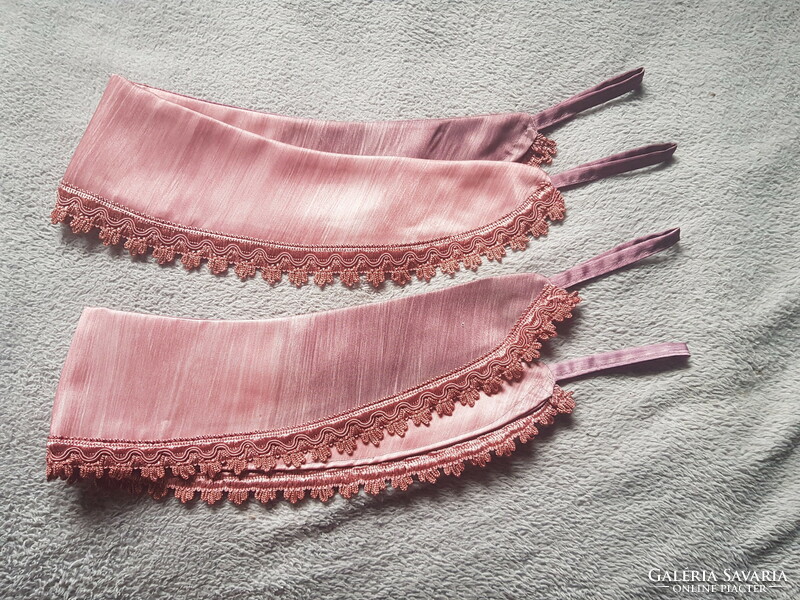 A pair of mauve color gradient curtain ties and curtain ties