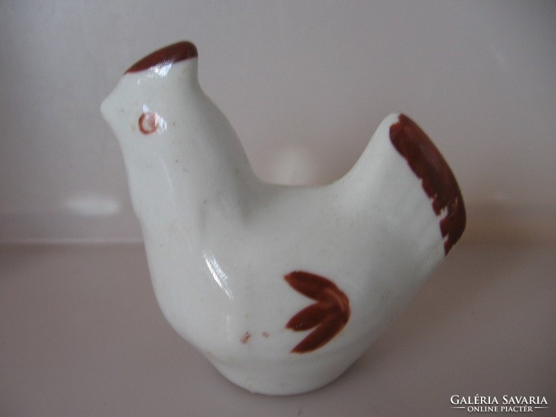 Chicken-shaped salt shaker