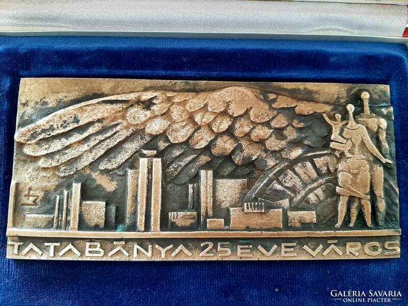 TATABÁNYA  25 ÉVE VÁROS bronz emélk plakett  1972  saját dobozában
