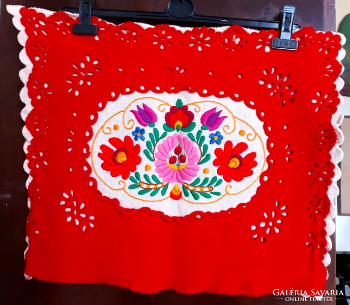 Decorative pillow with filter-laying technique, matyó embroidery