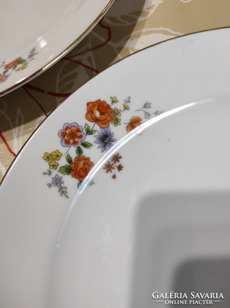Zsolnai kis virágos, aranyozott szélű tányér készlet.