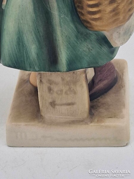 Hummel figura 204 TMK4 Weary Wonderer Kislány virággal és batyuval 15cm