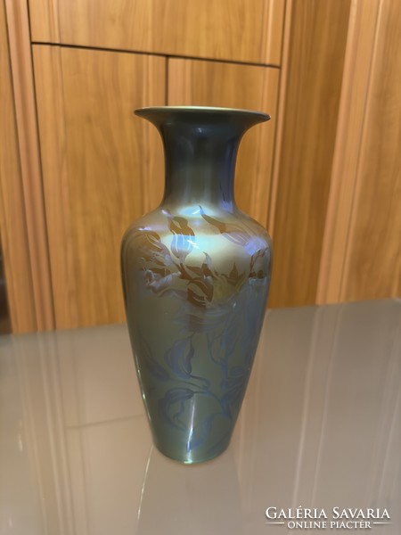 Zsolnay eozin porcelán váza, savmaratott, virágmintás dekorral