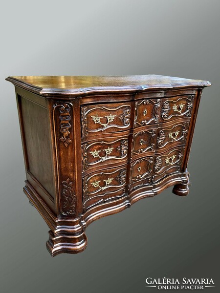 Chest of drawers in Liége style