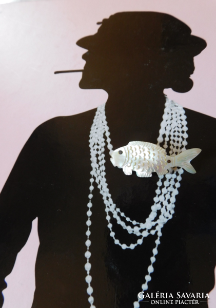 Gyöngyházkagylóból faragott hal alakú vintage bross
