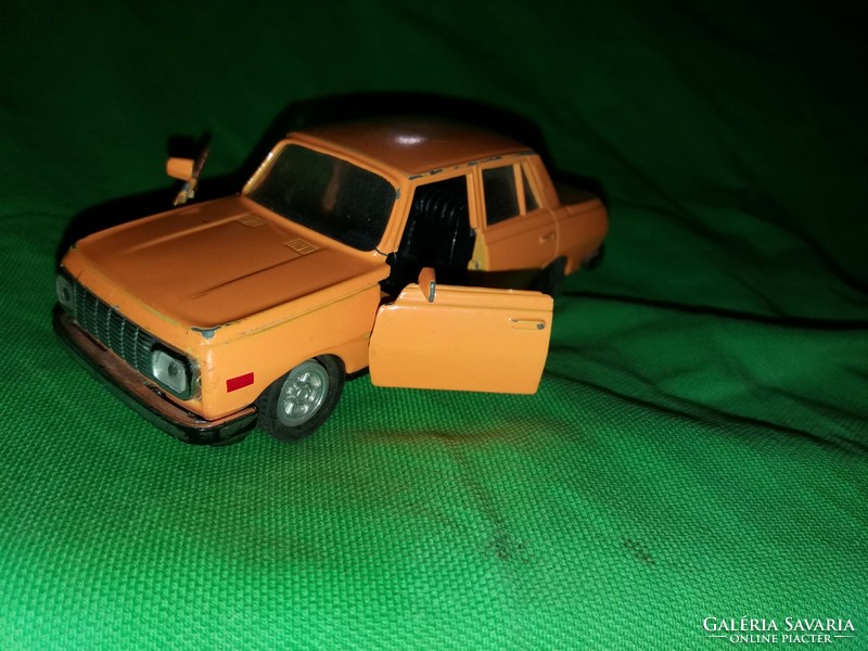 Wartburg 353 w metal model car 1:32 two front doors can be opened in good condition according to the pictures
