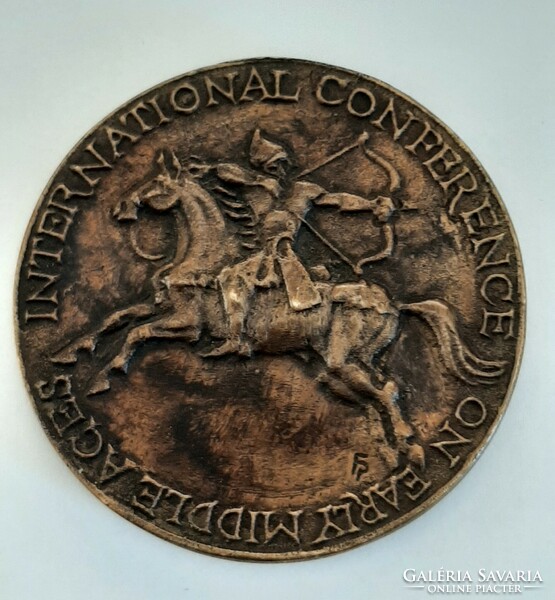 Szekszárd bronz emlék plakett , érme 1989 Nemzetközi Konferencia a Kora Középkorról  F.P szignó