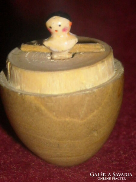 Kézzel készített miniatür baba fa tojásban