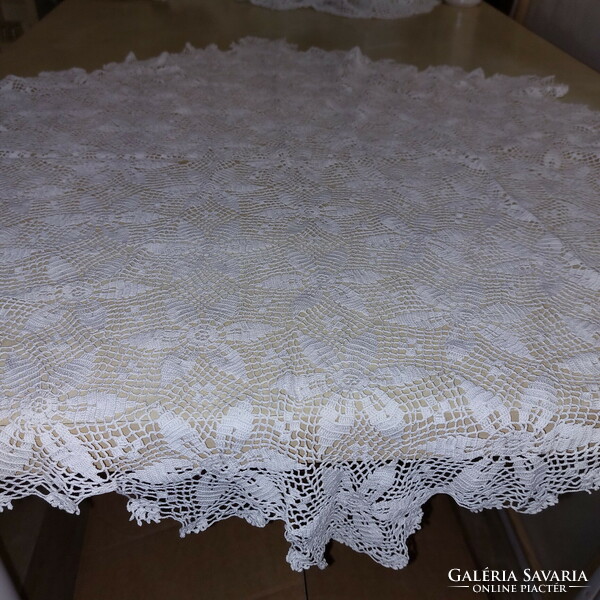 Horgolt fehér asztali hatszögletű terítő