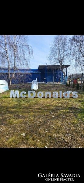 Világító McDonalds felirat