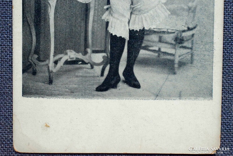 Antik pikáns fotó képeslap - vetkőző/öltöző  hölgy