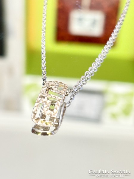 Dazzling, graceful silver necklace and pendant