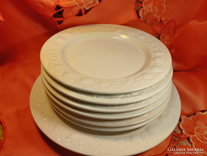 Beautiful Italian embossed fruit pattern porcelain plate, 6+1 pieces