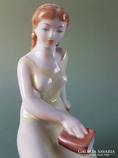 Zsolnay pajzspecsétes porcelánfigura - Könyvet tartó lány