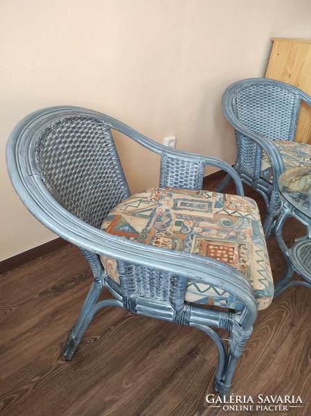 Kék rattan garnitúra (2 db fotel párnákkal + asztalt üveglappal)