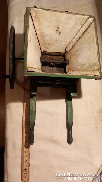 Old grape grinder (other grinder) model (perhaps an exam paper))