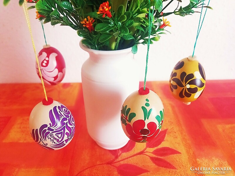 4 db felfüggeszthető húsvéti dísz,  kézzel festett húsvéti tojás, kifújt valódi tyúktojás