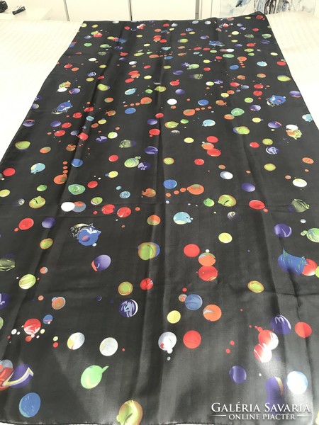 Selyem stóla fekete alapon színes buborékokkal, 180 x 90 cm