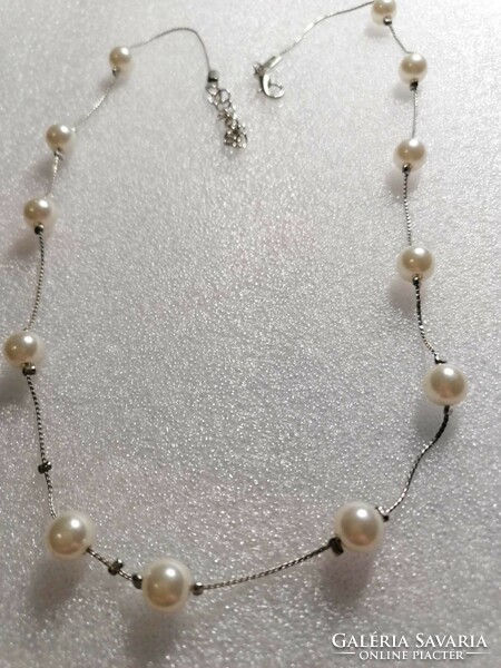 Silver chain with pearls