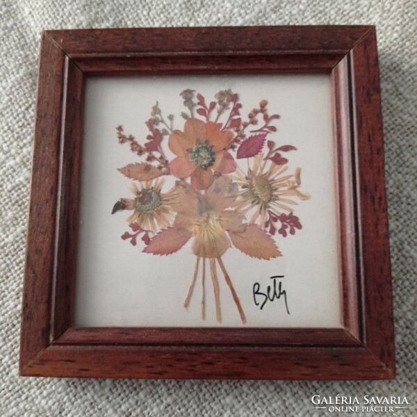 Mini picture of dried flowers