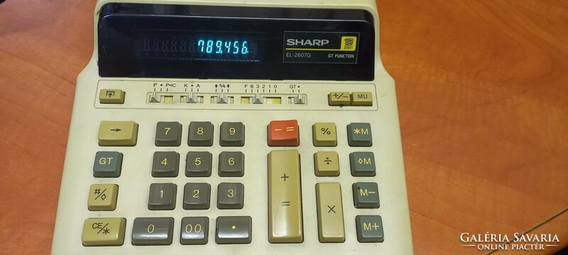 Retro szalagos számológép Sharp