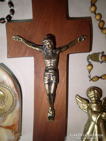 Vallási csomag: fa kereszt feszület corpus korpusz Jézus rózsafüzér imafüzér angyal asztali ikon