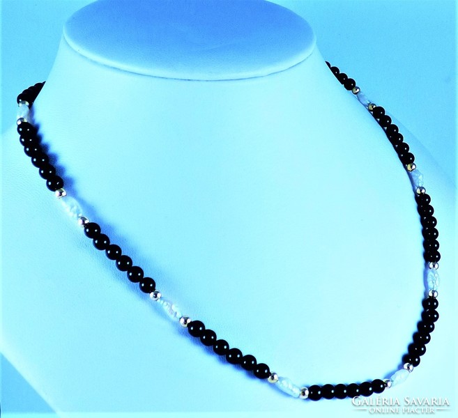 Beautiful 14k gold necklace with genuine pearls and black onyx gemstones!!!