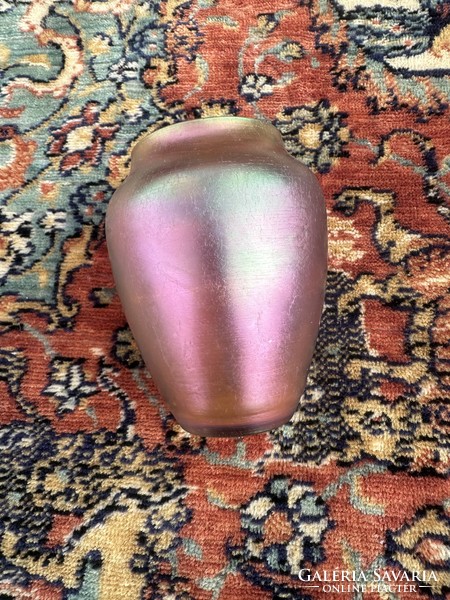 Üveg váza . Gyönyörű színekben pompázik