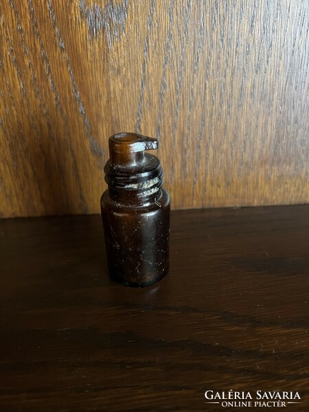 Régi kisméretű csepegtetős gyógyszeres üveg