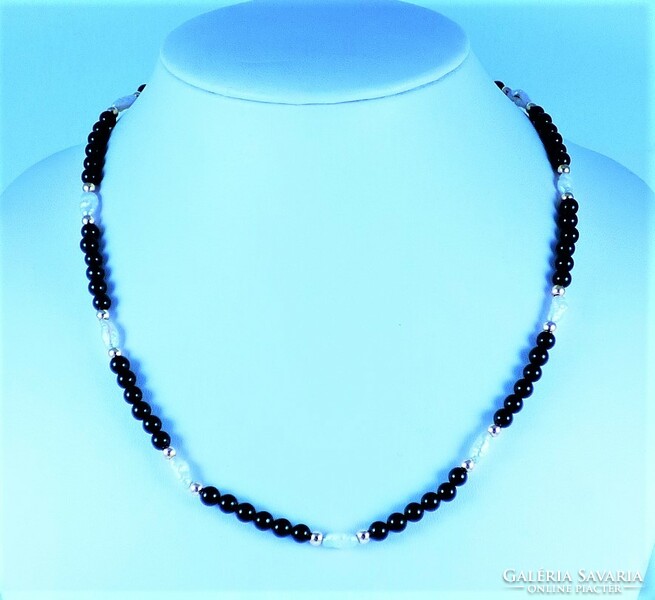 Beautiful 14k gold necklace with genuine pearls and black onyx gemstones!!!