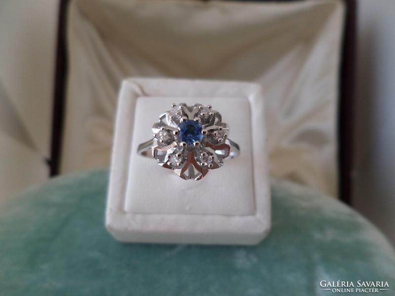 White gold modern daisy ring with blue sapphire and brilles