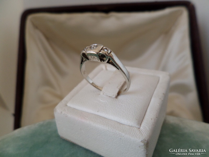 Nice little old white gold ring with brill and diamonds