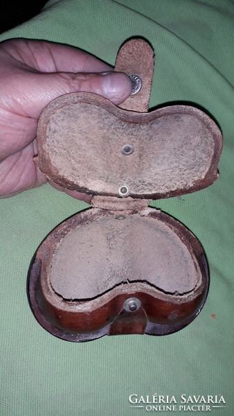 Mára már antik bőrdíszműves keményített vastag bőr- "KÖRTE-TÖK "kulcstartó 11x10 cm a képek szerint
