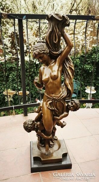 Anya gyermekeivel - monumentális bronz szobor