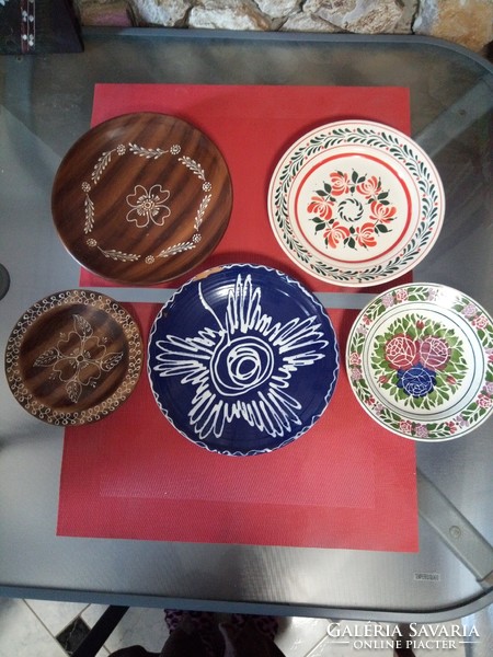 Ceramic and porcelain wall plates