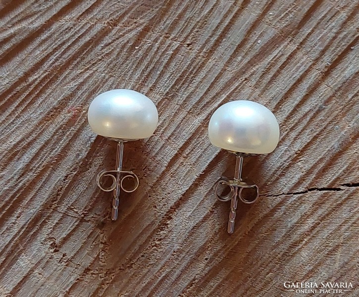 Beautiful silver earrings with white genuine cultured pearls