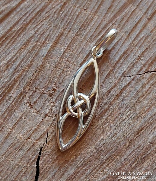 Silver pendant with Celtic knot