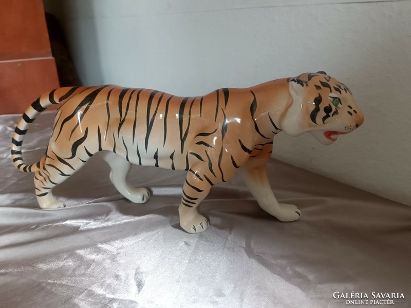 Nagyméretű jelzett porcelán tigris