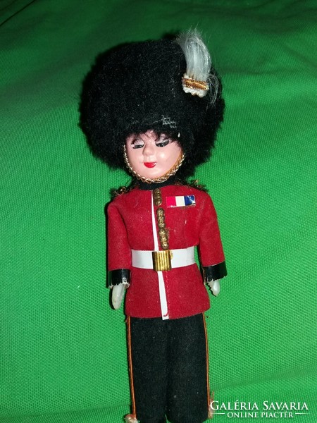 Antik pislogós baba angol katona palotaőr gárdista katona 17 cm képek szerint