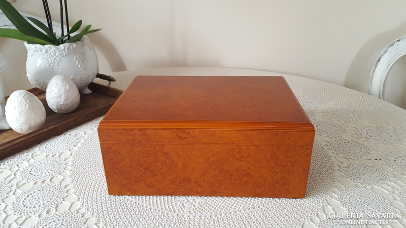 Large cedar cigar box (humidor)