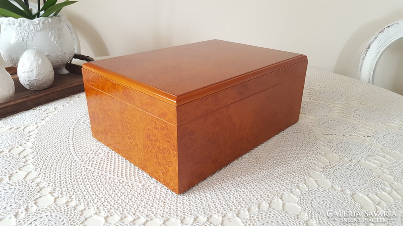 Large cedar cigar box (humidor)