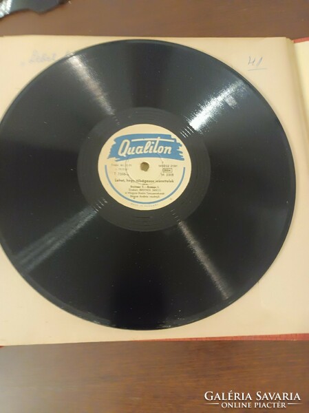 7 gramophone records are perfect, the rest are damaged.
