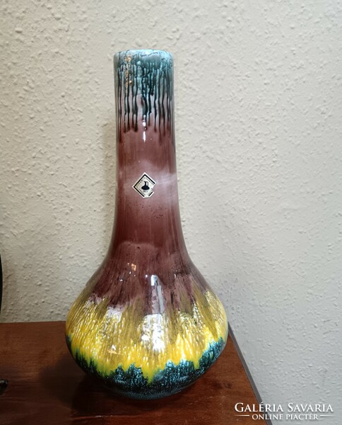 Ceramic vase with applied art color gradient